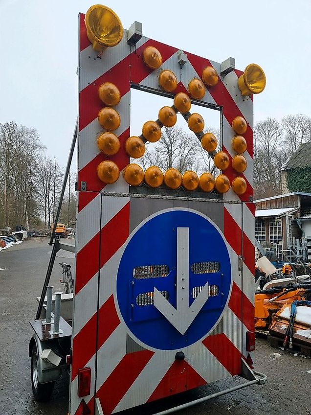 Mersch LED Absperrtafel 2017 Nissen Anlage Verkehrsleitanhänger Verkehrssicherungsanhänger Sperrwand Verkehrsleittafel Verkehrsleitanhänger